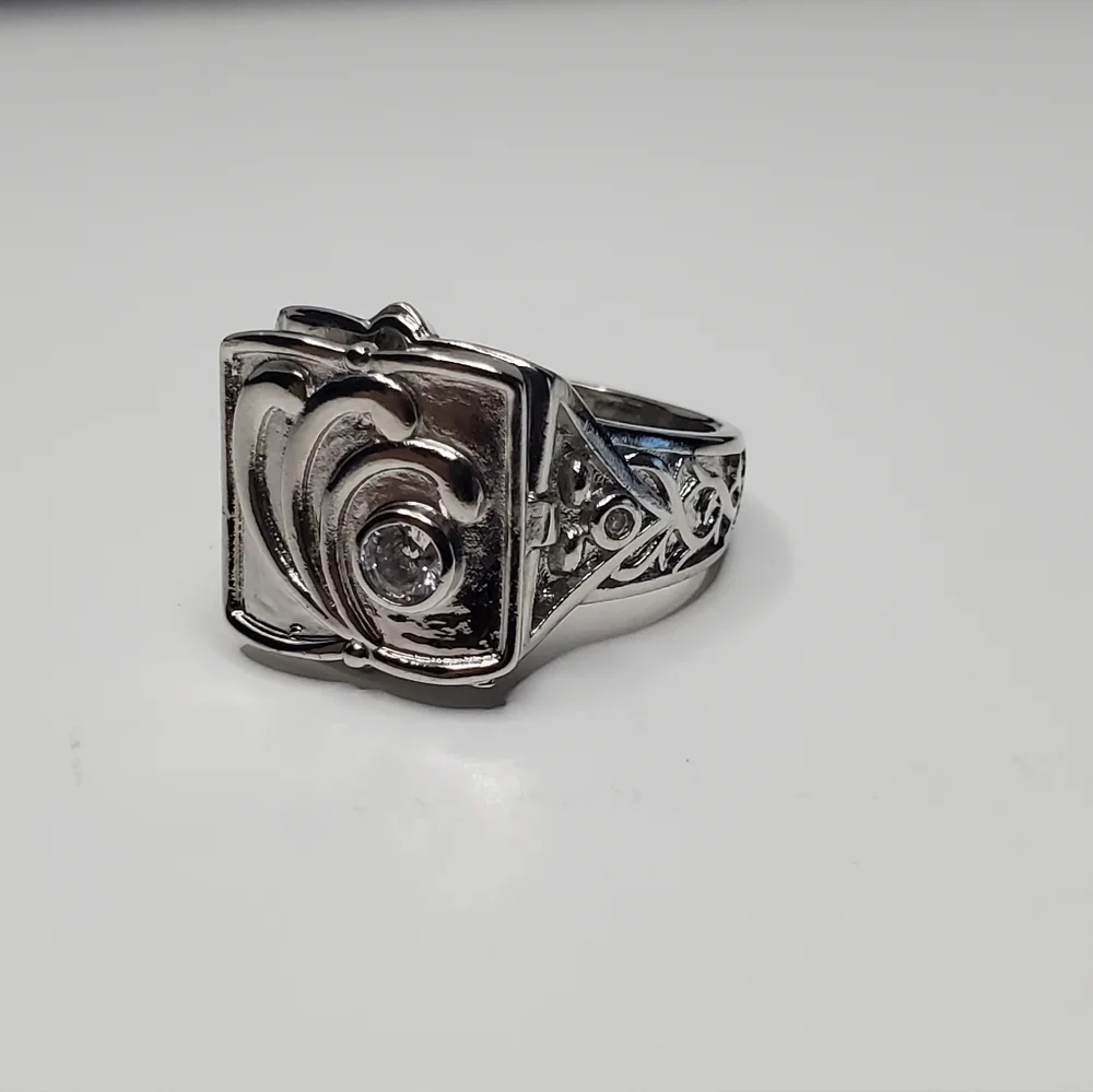 Mens Silver Open Locklet Secret Compartment Ring - Picture 16 of 16